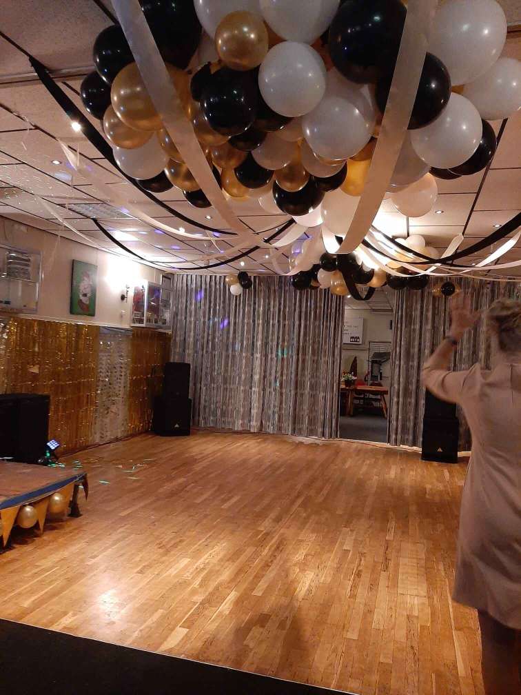 De zaal ingericht voor een feest